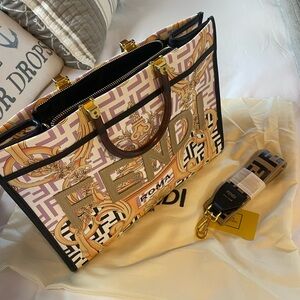 🛍️ Beautiful Bag. Ideal for any occasion. Dust bag and strap included 💄